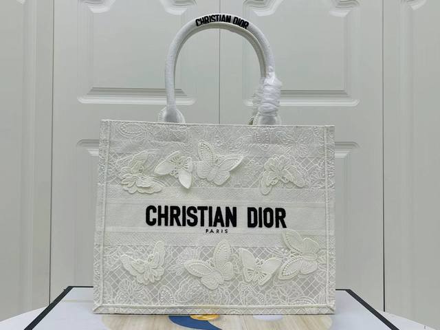 原单二零二四早春款 ！Dior Book Tote 托特包灵感来自创意总监玛丽亚嘉茜娅蔻丽 Maria Grazia Chiuri ，是体现 Dior 审美的主
