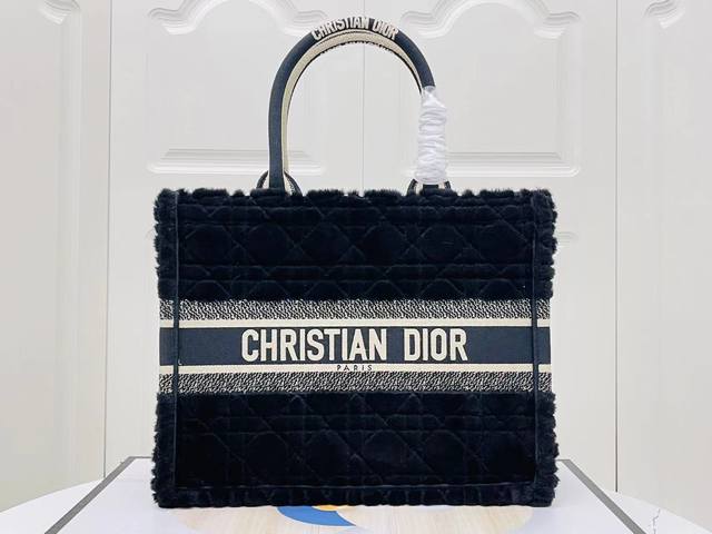 原单二零二四早春款 ！Dior Book Tote 托特包灵感来自创意总监玛丽亚嘉茜娅蔻丽 Maria Grazia Chiuri ，是体现 Dior 审美的主