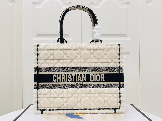 原单二零二四早春款 ！Dior Book Tote 托特包灵感来自创意总监玛丽亚嘉茜娅蔻丽 Maria Grazia Chiuri ，是体现 Dior 审美的主