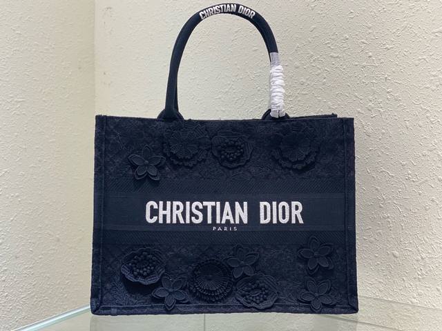 Dior Book Tote 手袋 黑色面料多色 D-Lace Macramé 图案刺绣 3D 效果 这款 Book Tote 手袋由 Dior 女装创意总监玛 Dior Book Tote 手袋 黑色面料多色 D-Lace Macramé 图案刺绣 3D 效果 这款 Book Tote 手袋由 Dior 女装创意总监玛