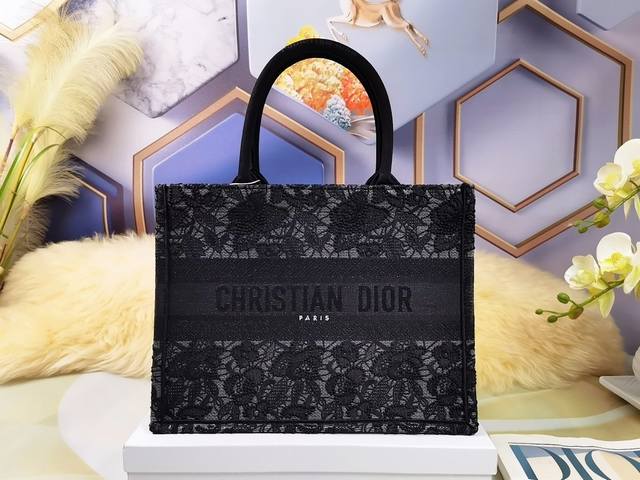 新花纹黑色蕾丝。中号尺寸36.5X28X17.5厘米。这款 Book Tote 手袋灵感来自女装创意总监玛丽亚 嘉茜娅 蔻丽 Maria Grazia Chiu