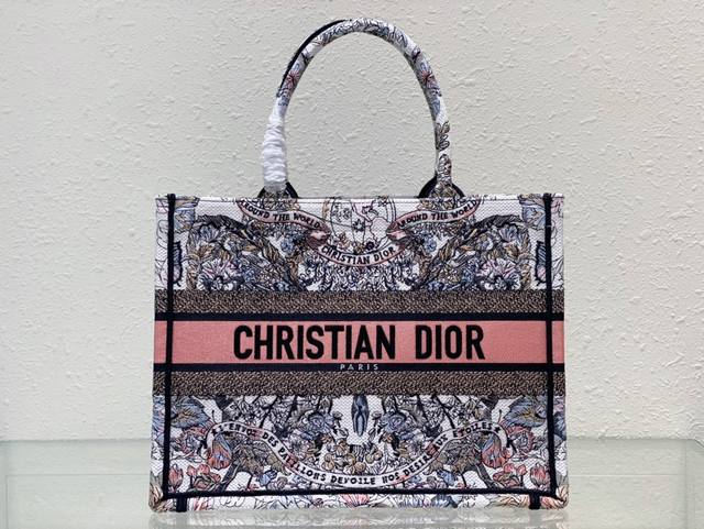 Book Tote 手袋 这款 Book Tote 手袋由 Dior 女装创意总监玛丽亚 嘉茜娅 蔻丽 Maria Grazia Chiuri 设计，是体现 D