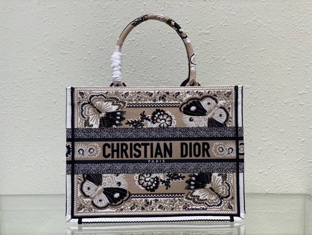 中号 棕色蝴蝶 这款 Book Tote 手袋由 Dior 女装创意总监玛丽亚 嘉茜娅 蔻丽 Maria Grazia Chiuri 设计，是体现 Dior 美