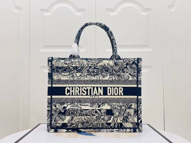 粗线原单中号 ！Dior Book Tote 托特包灵感来自创意总监玛丽亚嘉茜娅蔻丽 Maria Grazia Chiuri ，是体现 Dior 审美的主打产品