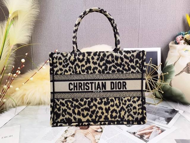 新花纹豹纹D家的Tote为什么那么,但是最受欢迎的不是老花的马鞍包也不是戴妃包,而是2018首次登场的Tote托特包,简洁包型结合富有质感的面料让这只新款托特包 新花纹豹纹D家的Tote为什么那么,但是最受欢迎的不是老花的马鞍包也不是戴妃包,而是2018首次登场的Tote托特包,简洁包型结合富有质感的面料让这只新款托特包