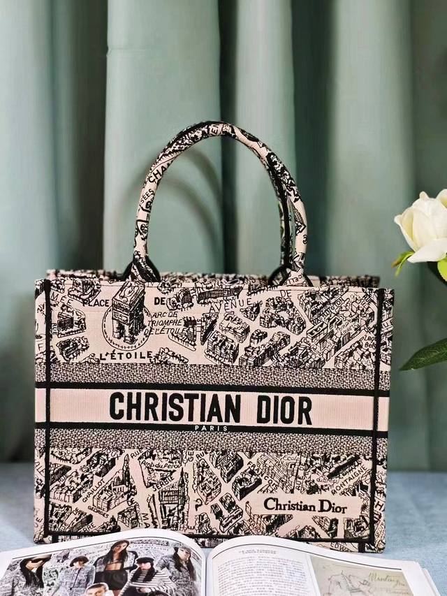 新款巴黎地图米色中号这款 Book Tote 手袋由 Dior 女装创意总监玛丽亚 嘉茜娅 蔻丽 Maria Grazia Chiuri 设计，是体现 Dior