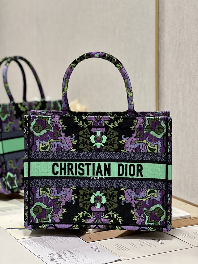 漫花紫 中号 Dior Book Tote 购物袋 这款Book Tote手袋灵感来自女装创意总监玛丽亚 嘉茜娅 蔻丽 Maria Grazia Chiuri 漫花紫 中号 Dior Book Tote 购物袋 这款Book Tote手袋灵感来自女装创意总监玛丽亚 嘉茜娅 蔻丽 Maria Grazia Chiuri