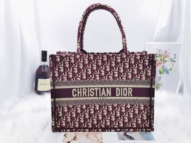 全新升级红D老花小号D家的老花为什么那么，但是最受欢迎的不是老花的马鞍包也不是戴妃包，而是2018首次登场的Tote托特包，简洁包型结合富有质感的面料让这只新款