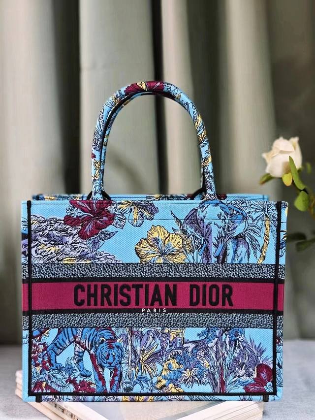 新款太空蓝印度风情中号这款 Book Tote 手袋由 Dior 女装创意总监玛丽亚 嘉茜娅 蔻丽 Maria Grazia Chiuri 设计，是体现 Dio
