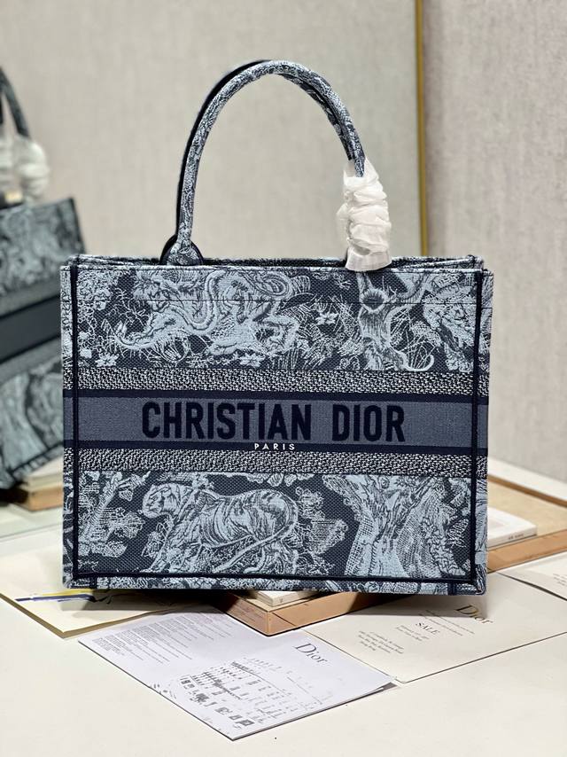 牛仔蓝虎 中号 Dior Book Tote 购物袋 这款Book Tote手袋灵感来自女装创意总监玛丽亚 嘉茜娅 蔻丽 Maria Grazia Chiuri 牛仔蓝虎 中号 Dior Book Tote 购物袋 这款Book Tote手袋灵感来自女装创意总监玛丽亚 嘉茜娅 蔻丽 Maria Grazia Chiuri