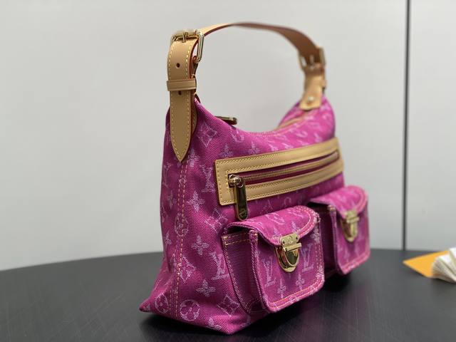 原单精品 M95212枚粉色 丹宁牛仔布中古腋下包 Vintage 手袋 牛仔新款手提中古绝版牛仔斜挎手提包，夏日必备单品牛仔元素可是永不过时的哦，男士牛仔布绿