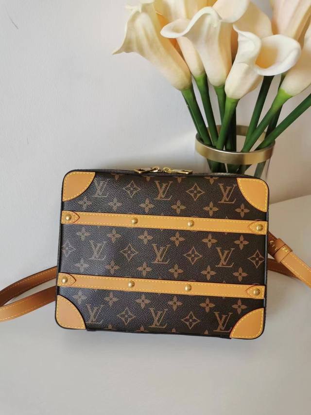 出厂价P 顶级原厂 M68494 花料黄皮 斜挎 Soft Trunk 小号邮差包，尺寸：26 X21 X4.5 Cm