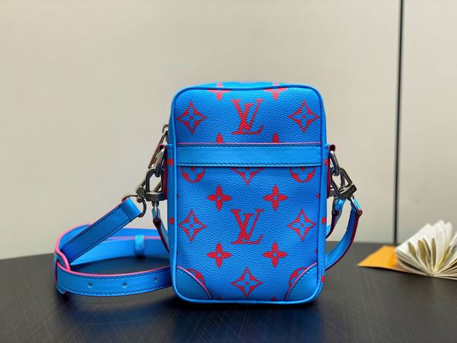 原单精品 M14685蓝色 男 差包 Danube 斜挎包 Danube斜挎包于20世纪80年代推出，最近由Pharrell Williams复兴，在Monog