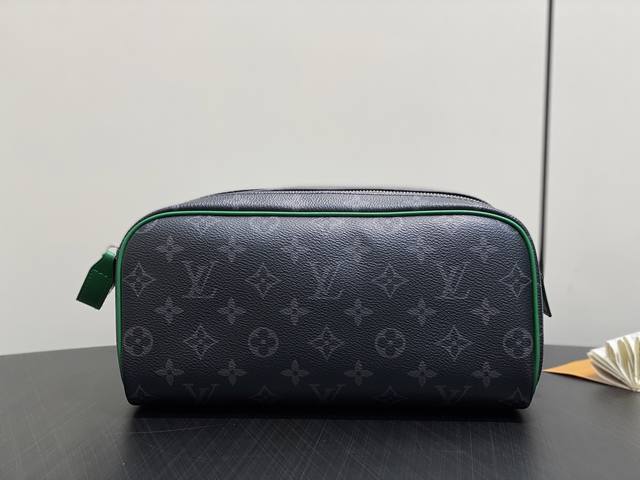 原单精品 M15246黑花绿色 洗漱包系列 Dopp Kit 盥洗袋 本款 Dopp Kit 盥洗袋取材 Monogram Macassar 涂层帆布，为镶边和