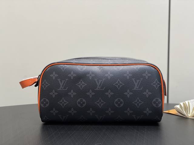 原单精品 M15246黑花橙色 洗漱包系列 Dopp Kit 盥洗袋 本款 Dopp Kit 盥洗袋取材 Monogram Macassar 涂层帆布，为镶边和