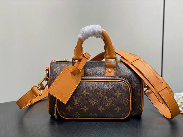 原单精品 M14981老花 复古男包枕头包 Keepall 25 Cargo 手袋 本款 Keepall 25 Cargo 手袋出自 Monogram Arch