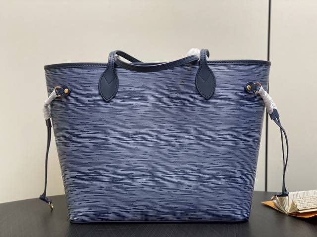 原单精品 M14856蓝白色 水波纹购物袋 New Neverfull Mm 手袋 M11930 Neverfull Mm手袋采用酷炫的牛仔蓝色饰面设计,在方向 原单精品 M14856蓝白色 水波纹购物袋 New Neverfull Mm 手袋 M11930 Neverfull Mm手袋采用酷炫的牛仔蓝色饰面设计,在方向