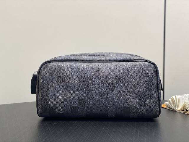 原单精品 M15109黑格 马赛克迷彩洗漱包 Dopp Kit 盥洗袋 Damoflage Black帆布為這款Dopp Kit注入現代感。設計選用黑色及灰色配