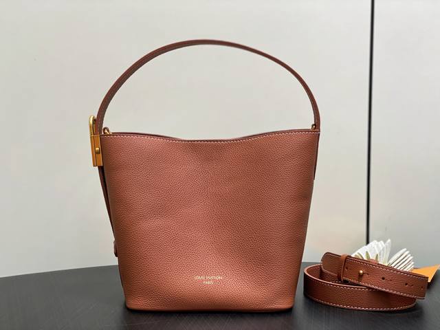 原单精品 M14416棕色 全皮水桶包 Low Key All In Bb 手袋 M25543 黑色 M14416 棕色 本款 All In Bb 手袋出自 L 原单精品 M14416棕色 全皮水桶包 Low Key All In Bb 手袋 M25543 黑色 M14416 棕色 本款 All In Bb 手袋出自 L