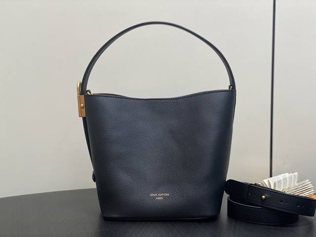 原单精品 M14416黑色 全皮水桶包 Low Key All In Bb 手袋 M25543黑色 M14416棕色 本款 All In Bb 手袋出自 Low