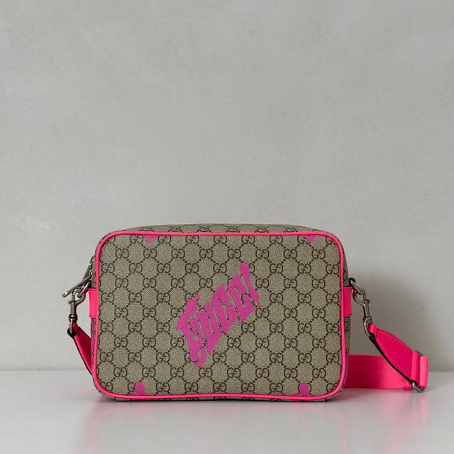 专柜品质，顶级原单货，实物实拍！839380啡胶 荧光玫，尺寸：宽27X高18X侧宽7.5，