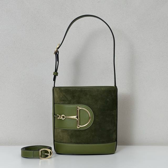 专柜品质，顶级原单货，实物实拍！款号833665绿色绒布，尺寸：宽18.5X高20X侧宽8.5Cm，