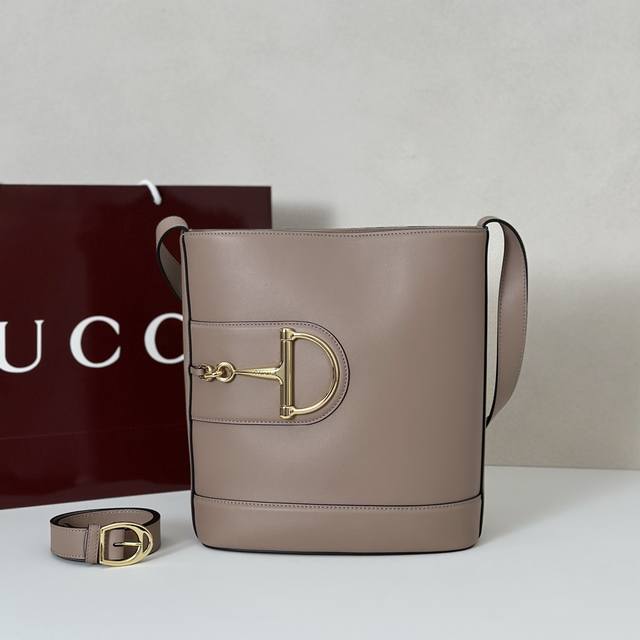 专柜品质，顶级原单货，实物实拍！款号833660灰米色，尺寸：宽26X高27.5X侧宽11.5Cm，