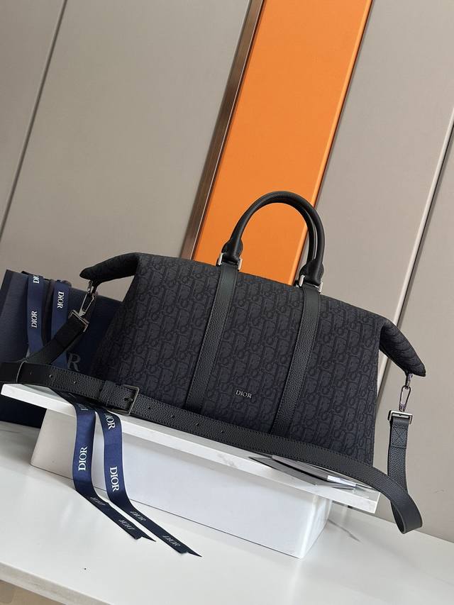正品级 这款 Weekender 40 手袋是二零二四春季男装系列新品，彰显经久不衰的高雅风格。采用黑色超大 Oblique 印花面料精心制作，饰以 Dior