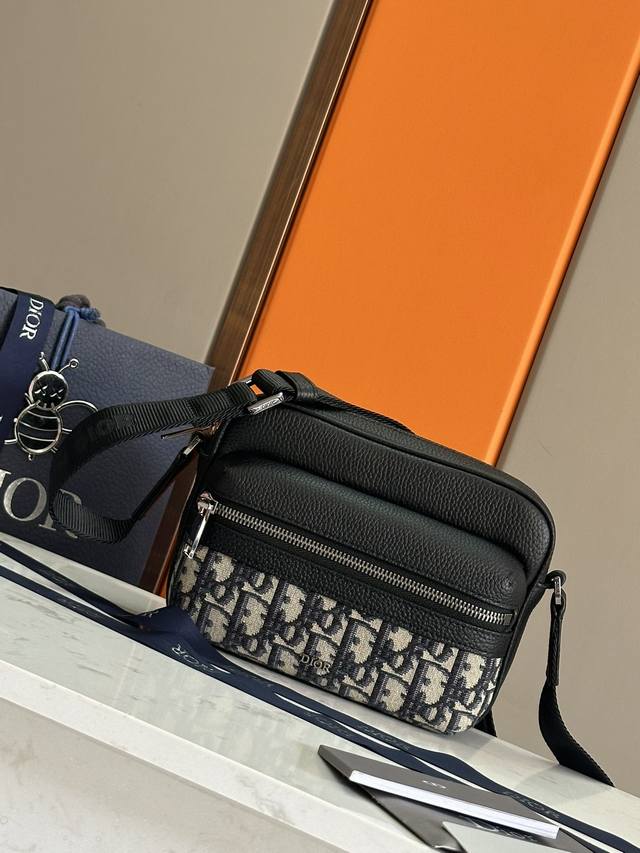正品级 小号 这款 Rider 2.0 拉链式信使包是二零二四冬季男装系列新品，实用而精巧，是日常生活的理想单品。采用黑色 Oblique 印花面料精心制作，搭