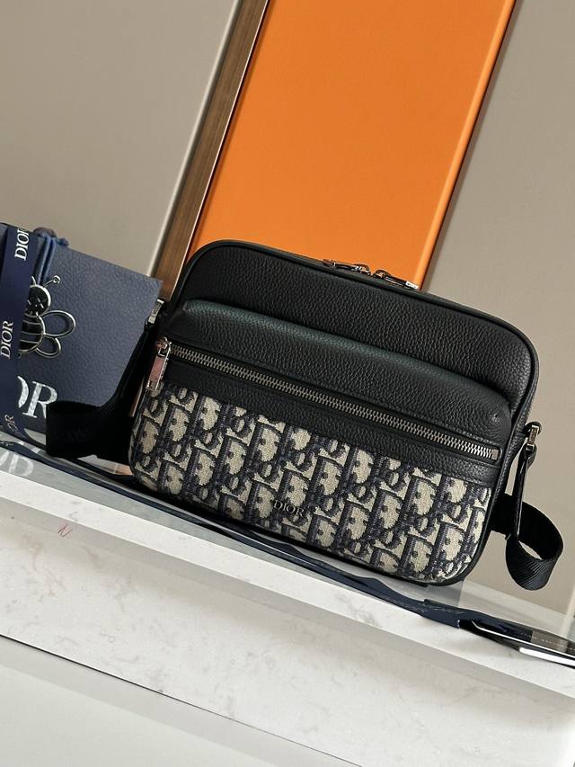 正品级 这款 Rider 2.0 拉链式信使包是二零二四秋季男装系列新品，实用而精巧，是日常生活的理想单品。Dior Gravity 印花效果皮革采用压花工艺将