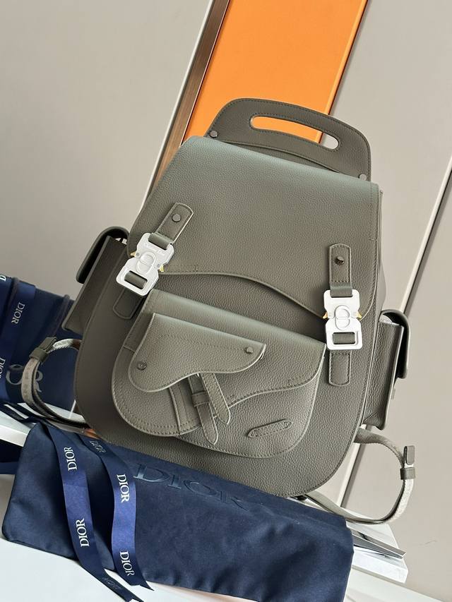 正品级 顶级原单 这款大号 Gallop 双肩背包采用时尚的原创设计,突显马鞍风格经典标识。采用米色和黑色 Oblique 印花面料精心制作,饰以黑色粒面牛皮革 正品级 顶级原单 这款大号 Gallop 双肩背包采用时尚的原创设计,突显马鞍风格经典标识。采用米色和黑色 Oblique 印花面料精心制作,饰以黑色粒面牛皮革