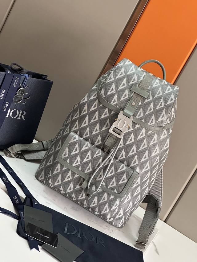 正品级 顶级原单 这款 Dior Hit The Road 双肩背包是本季的全新款式,将现代风格与 Dior 的高订精神融为一体。采用黑色 Cd Diamond 正品级 顶级原单 这款 Dior Hit The Road 双肩背包是本季的全新款式,将现代风格与 Dior 的高订精神融为一体。采用黑色 Cd Diamond