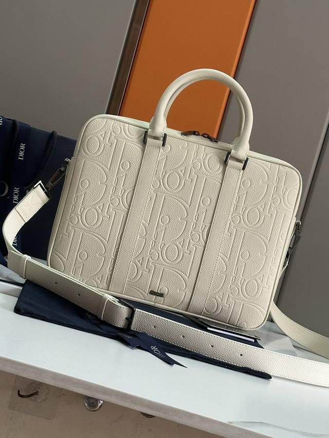 正品级950 这款公文包是二零二四秋季男装系列新品，将经典优雅与 Dior 的高订精神融为一体。刚性款式，采用黑色 Cd Diamond 图案帆布精心制作。马克
