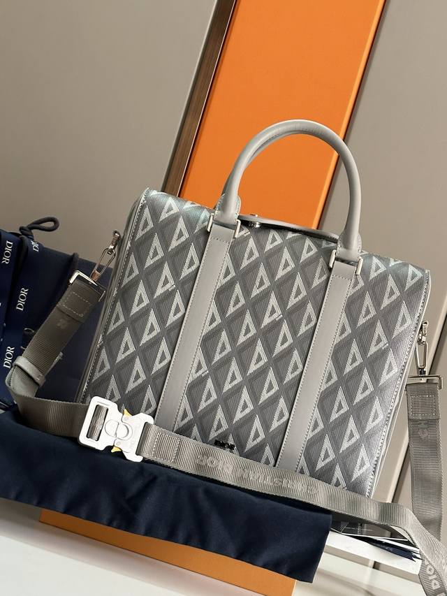 正品级 顶级原单 这款公文包是 Dior Lingot 系列的新款单品,将经典优雅与 Dior 的高订精神融为一体。结构分明,采用灰色 Cd Diamond 图 正品级 顶级原单 这款公文包是 Dior Lingot 系列的新款单品,将经典优雅与 Dior 的高订精神融为一体。结构分明,采用灰色 Cd Diamond 图