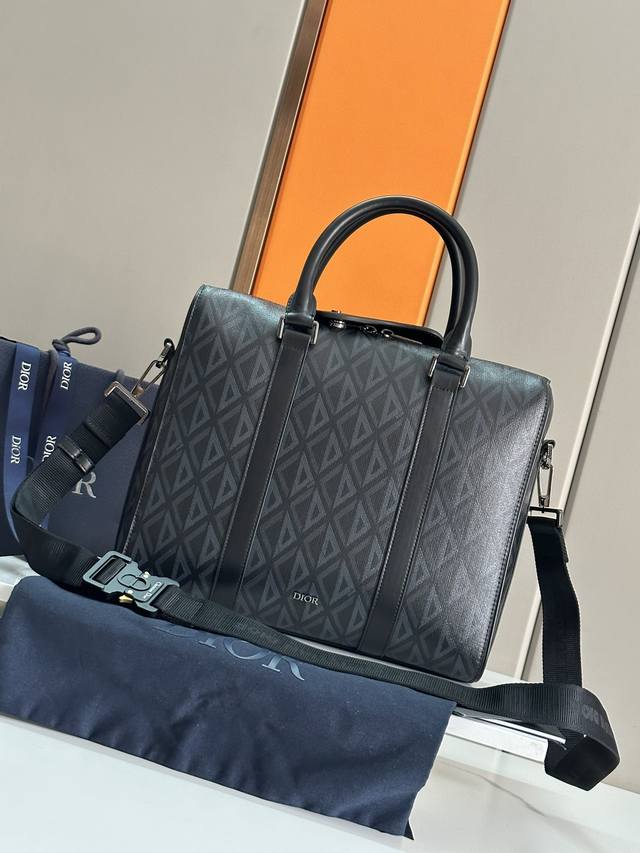 正品级 顶级原单 这款公文包是 Dior Lingot 系列的新款单品，将经典优雅与 Dior 的高订精神融为一体。结构分明，采用灰色 Cd Diamond 图
