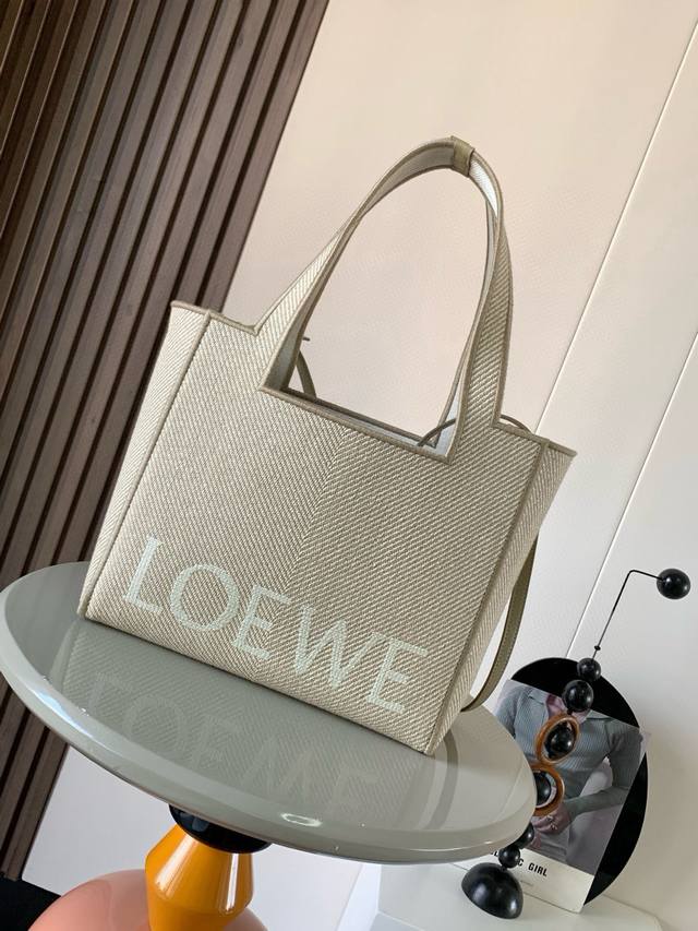 原厂皮 全新提花帆布Loewe Font Tote 手袋 Loewe Font Tote 是一款长方体手袋，饰有对比色 Loewe 标志中号版本以提花帆布制成饰