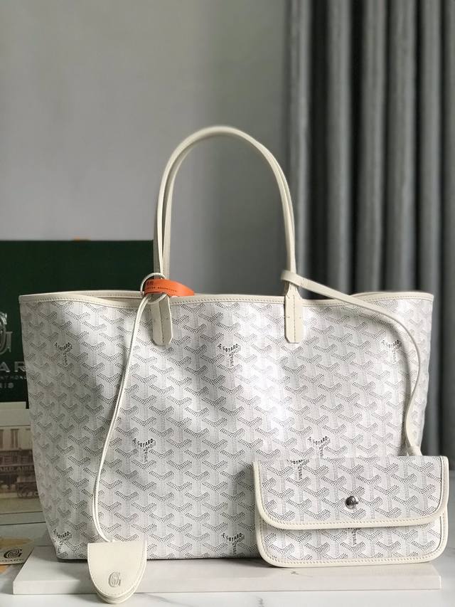 正品级 Goyard 戈雅 经多次研究与改良,不断提升面料与皮质,全方位独家定制只为不断达到客户的高品质要求 底布采用与Zp一致的定制高品雨露麻,再涂上光面的树 正品级 Goyard 戈雅 经多次研究与改良,不断提升面料与皮质,全方位独家定制只为不断达到客户的高品质要求 底布采用与Zp一致的定制高品雨露麻,再涂上光面的树