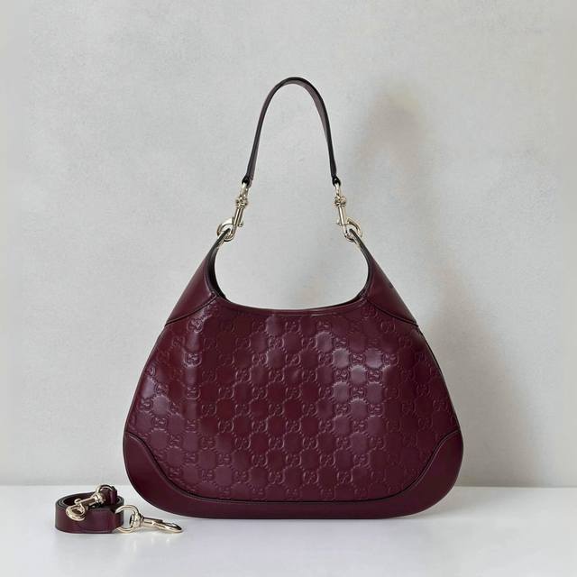 专柜品质，顶级原单货，实物实拍！款号834981酒红压字，尺寸：宽42X高36X侧宽2Cm，