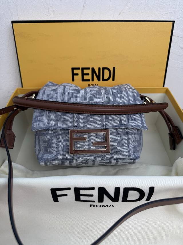 正品级 小号 新款 全新的Mamma Baguette来喽,法棍与福袋的双结合,全网最温柔的包包没有之一,软软糯糯的牛仔布 也太细嫩了,既慵懒又高级!标志性的五 正品级 小号 新款 全新的Mamma Baguette来喽,法棍与福袋的双结合,全网最温柔的包包没有之一,软软糯糯的牛仔布 也太细嫩了,既慵懒又高级!标志性的五