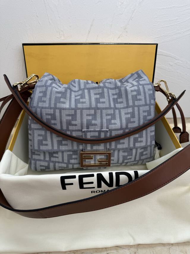 正品级 20世纪90年代后期推出的标志性中号Mamma Baguette手袋是标志性 Baguette手袋的大号版本，因此被称为Mamma Baguette。在