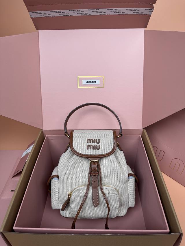 原厂皮 ，配图片包装 特级五金原厂皮 帆布和牛皮革双肩包～白色 这款帆布与皮革双肩背包采用校园风设计，让人想起童年，融合精湛工艺与休闲态度。别致的多口袋设计彰显