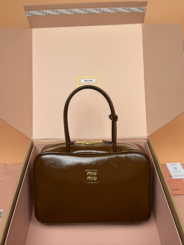 原厂皮 ，配图片包装 特级五金原厂皮 Beau Naplak漆面羊皮革手提包 单肩包～亮棕 这款Beau手提包采用柔软的亮面Naplak羊皮革，搭配镀金色五金配