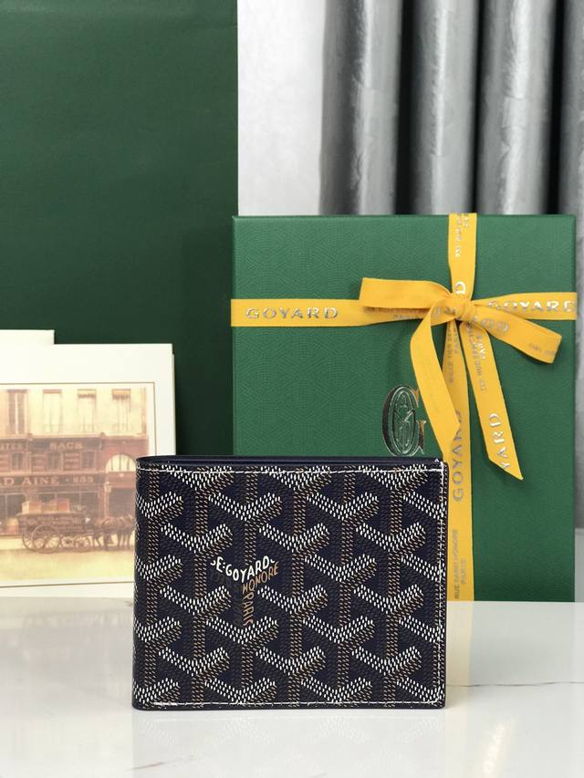 正品级 Goyard8格卡位钱包 质感直接拉到满分里面可放8-10张卡左右， 放现金，薄身不站位置，经典实用又耐看！ 短夹想要拿出与别人不同且拥有深度品味的感觉