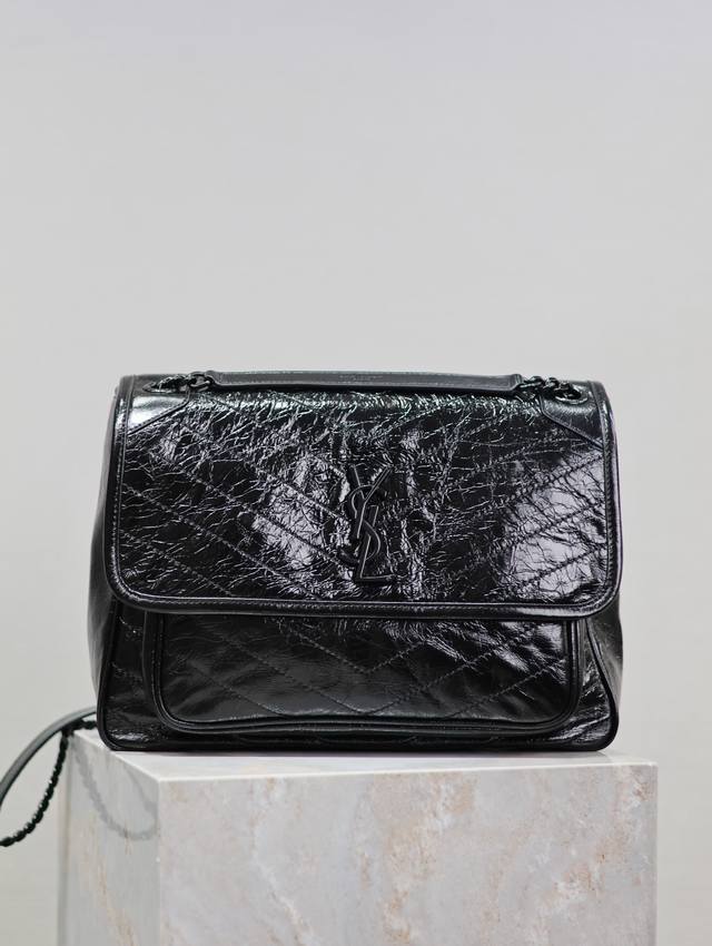 正品级 黑色黑扣油蜡皮 32Cm Niki专柜同步新版本！改版后的Niki更更更实用了，在原来的基础上两边各加了一个D扣，这又是多了一道工序呀！新版本承重能力更