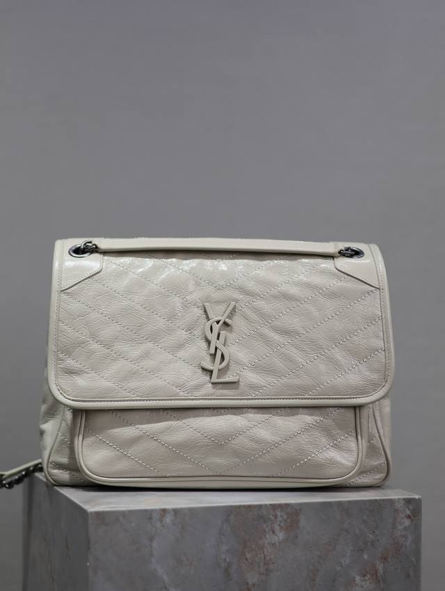 正品级 奶白色油蜡皮 32Cm Niki专柜同步新版本！改版后的Niki更更更实用了，在原来的基础上两边各加了一个D扣，这又是多了一道工序呀！新版本承重能力更强