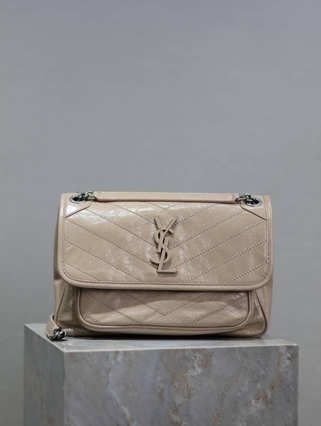 正品级 奶茶色油蜡皮 28Cm Niki专柜同步新版本！改版后的Niki更更更实用了，在原来的基础上两边各加了一个D扣，这又是多了一道工序呀！新版本承重能力更强