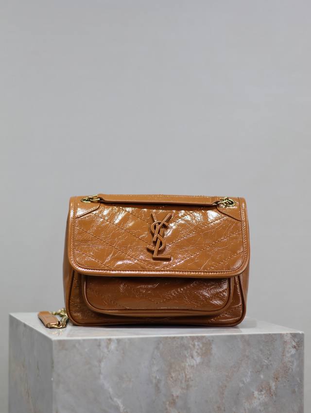 正品级 土黄金扣油蜡皮 22Cm Niki专柜同步新版本！改版后的Niki更更更实用了，在原来的基础上两边各加了一个D扣，这又是多了一道工序呀！新版本承重能力更