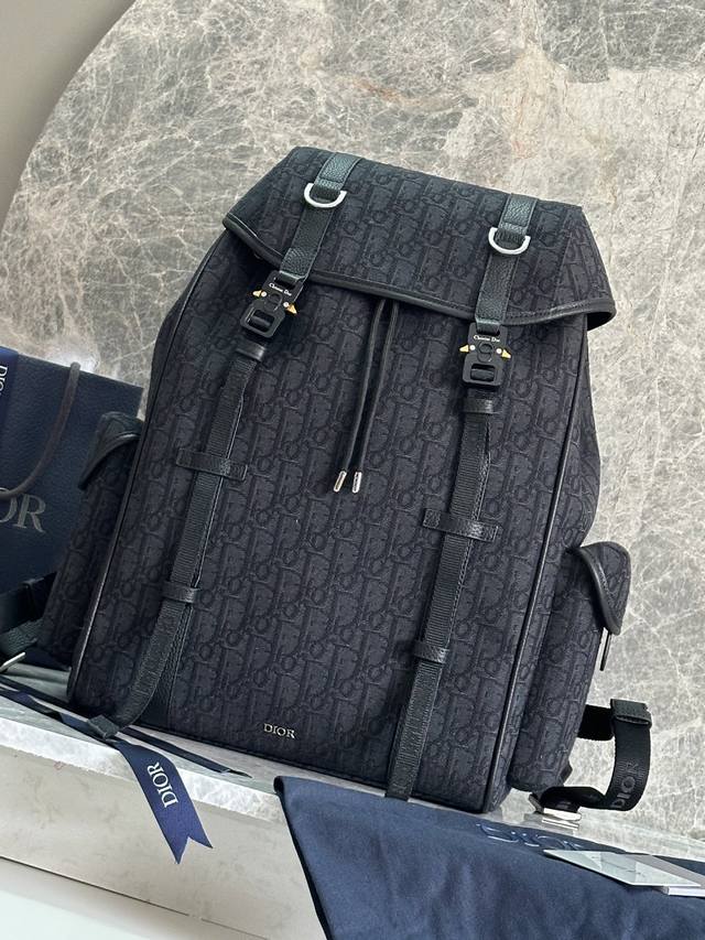 正品级 ,高版本 这款 Dior Hit The Road 翻盖双肩背包将现代风格与 Dior 的高订精神融为一体。采用黑色 Oblique 印花面料等材质精心 正品级 ,高版本 这款 Dior Hit The Road 翻盖双肩背包将现代风格与 Dior 的高订精神融为一体。采用黑色 Oblique 印花面料等材质精心