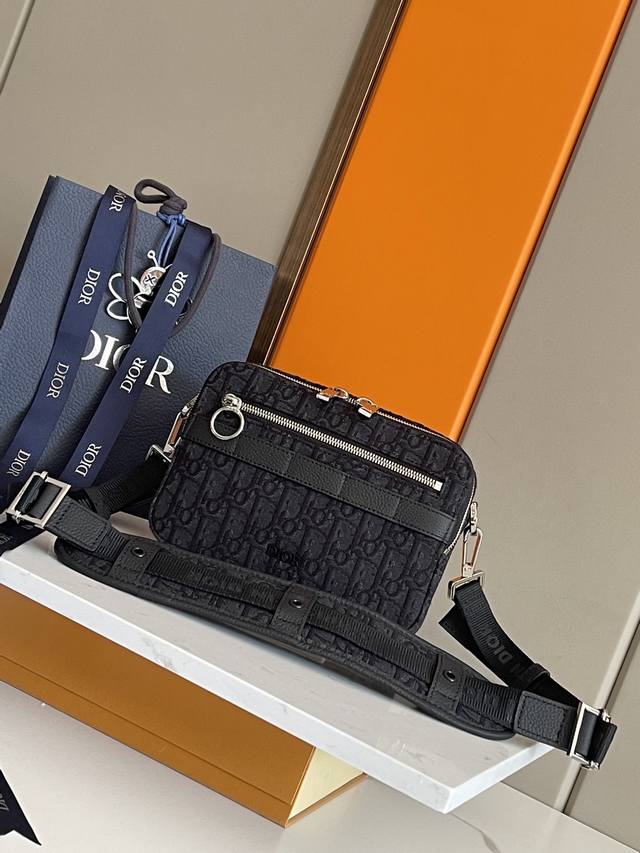 正品级 ，高版本 首批出La Dior. Homme老花相机包 标志性经典元素Oblique老花帆布系列，相机包真的是一款特别的存在满满的时代感，大大的Logo