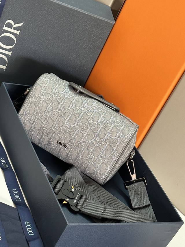 正品级 ,高版本 顶级原单 配蓝色盒子 这款 Dior Lingot 22 手袋以别具一格的实用设计彰显 Dior 的现代风范。结构层次分明,采用 Obliqu 正品级 ,高版本 顶级原单 配蓝色盒子 这款 Dior Lingot 22 手袋以别具一格的实用设计彰显 Dior 的现代风范。结构层次分明,采用 Obliqu